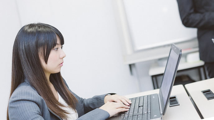 メール返信中の新入社員