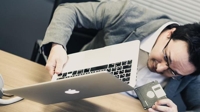 ネットサーフィンがバレそうになり慌てる男性