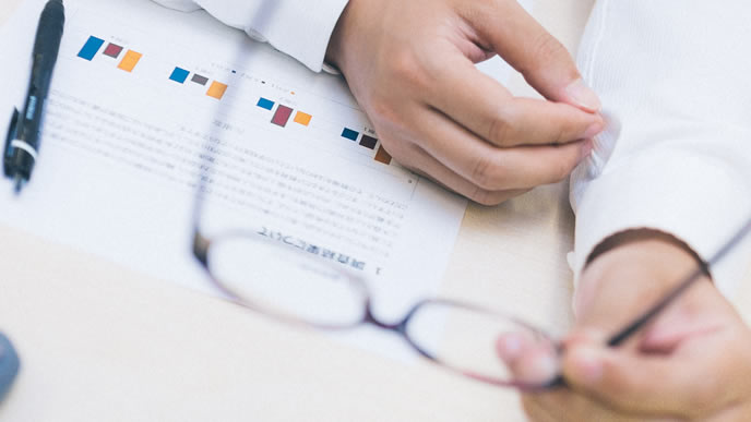 仕事の時間を使って資格の勉強をしている男性