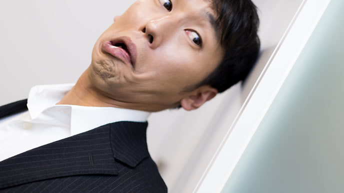 仕事の昼休みに休憩する男性