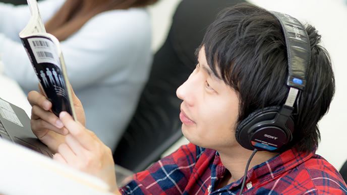 仕事中にサボりまくる同僚の男性