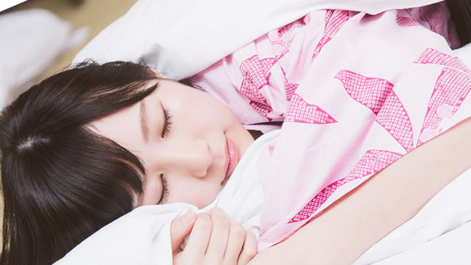 気持ちよさそうに寝る女性