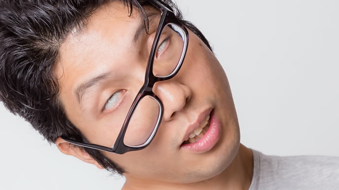 嫌気がさして白目になった男性