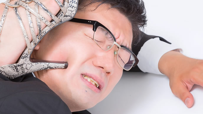 ヒールで踏まれる評価が低い男性