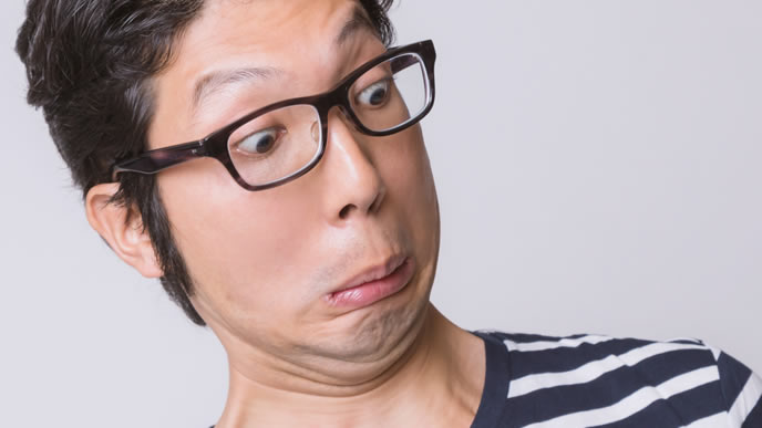 給料が低くて驚く男性