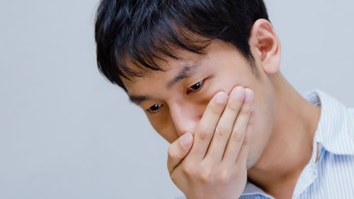 給料の天引き額に唖然とする男性