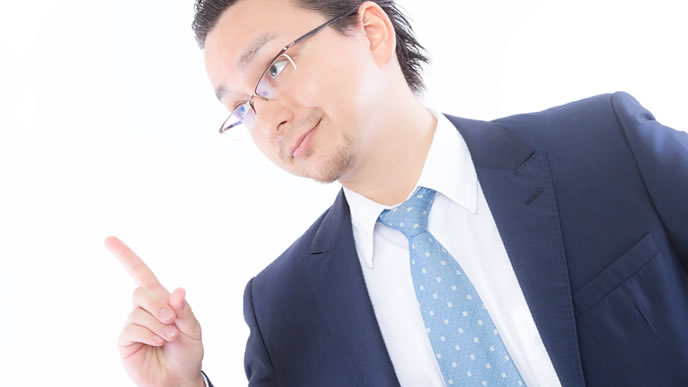 視覚に訴えるポーズをするベテラン社員