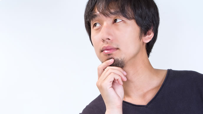 外の世界に憧れる男性