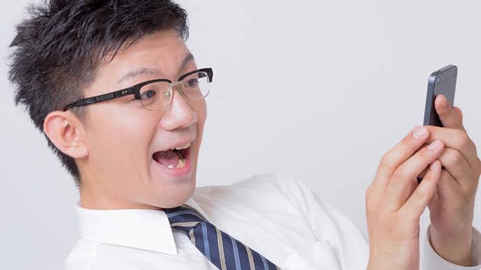 初スマホに興味が尽きない男性