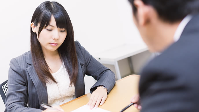 会社で自己分析をする若手社員