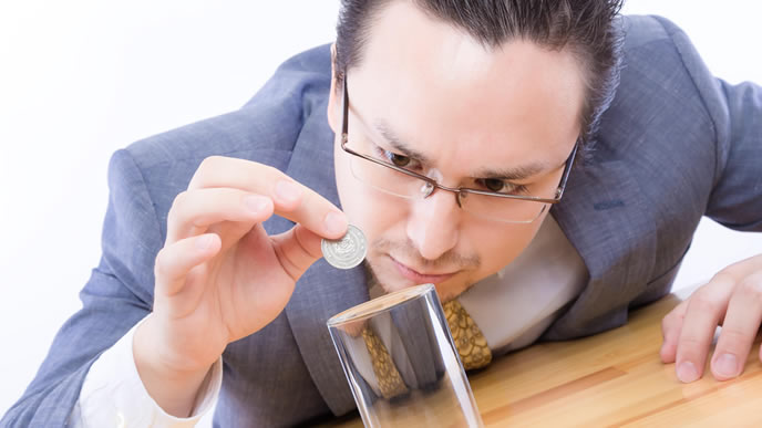 表面張力を測る仕事をする男性