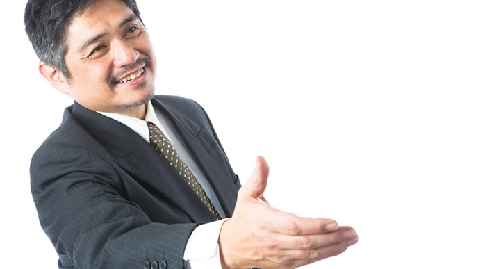 仲直りの握手を求める男性