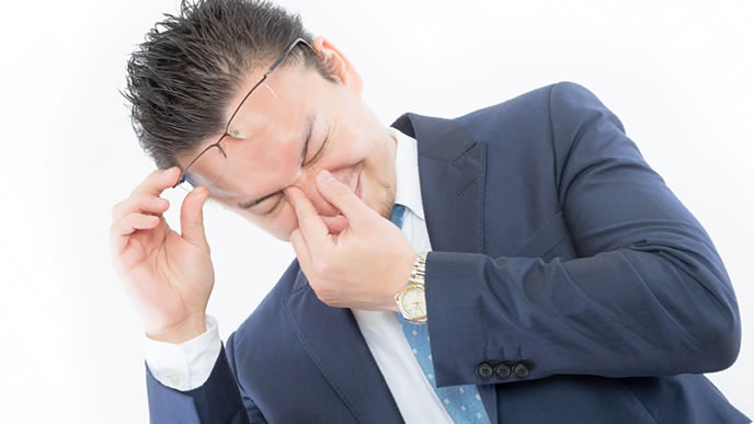 泣きながら会社を辞めたくない男性
