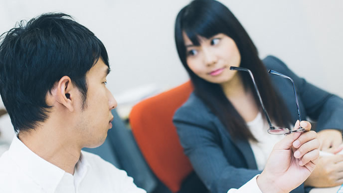 部下に相談を持ちかける男性