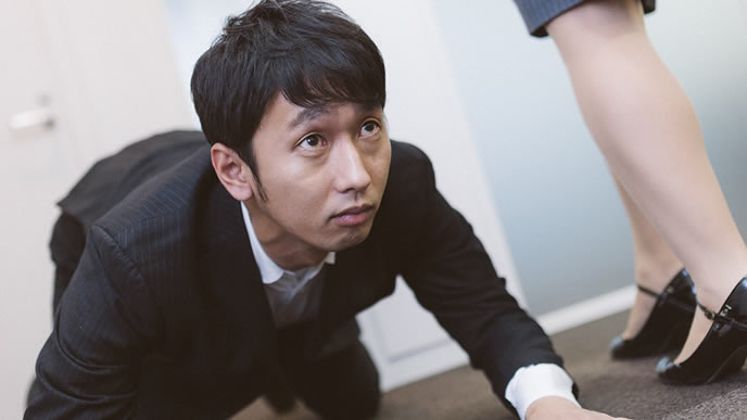 土下座してひたすら謝罪する男性
