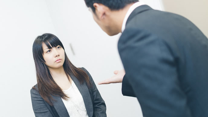 相談しても冷たい表情で切り返す女性
