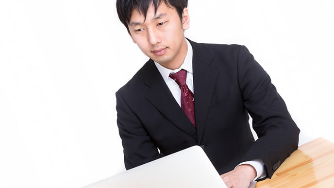 嫌なことを淡々と打ち込む根暗な男性