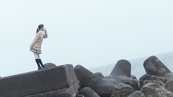 海岸沿いで叫ぶ女性