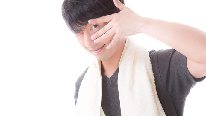 ポジティブなポーズをする男性