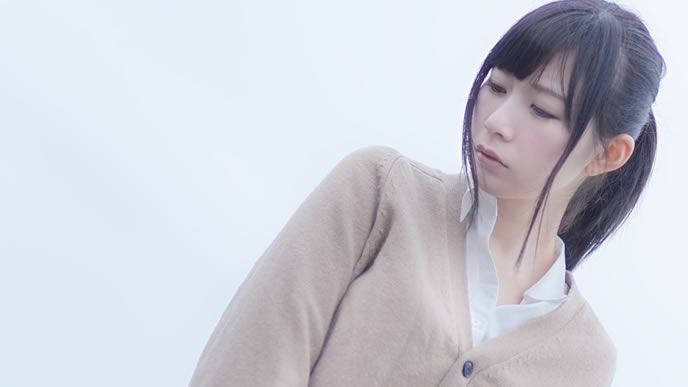 海岸沿で立っている人間不信の女性