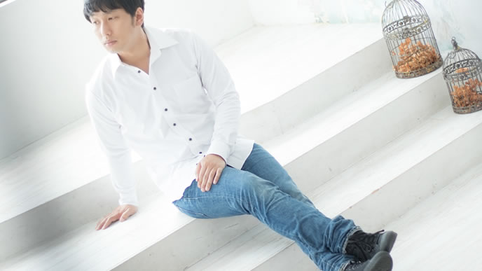 そっけない表情をする男性