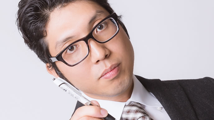 ペンを持って教える先生