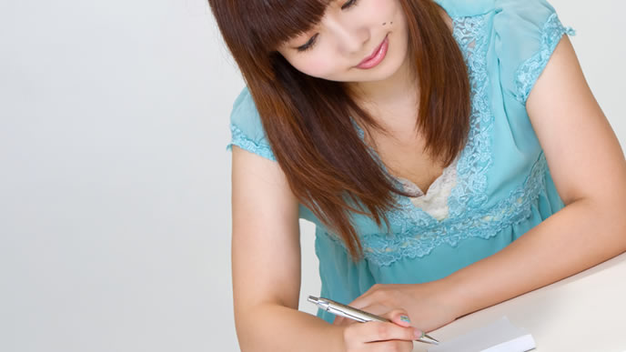 忘れずにメモを取る女性
