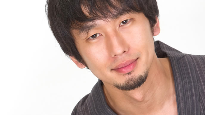 優しく微笑みかける浴衣の男性