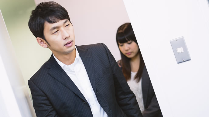 部下からの相談を受ける上司