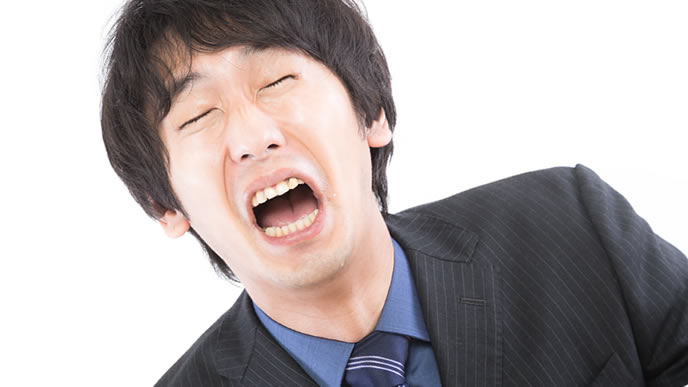 感動して泣き叫ぶ男性