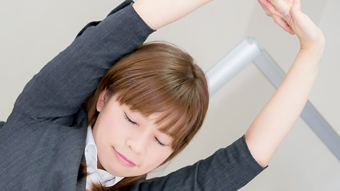 仕事中に小休憩する女性