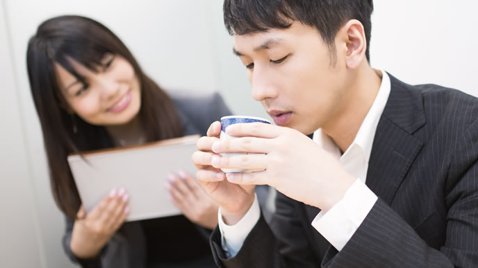 人間不信を克服しようとしている男性