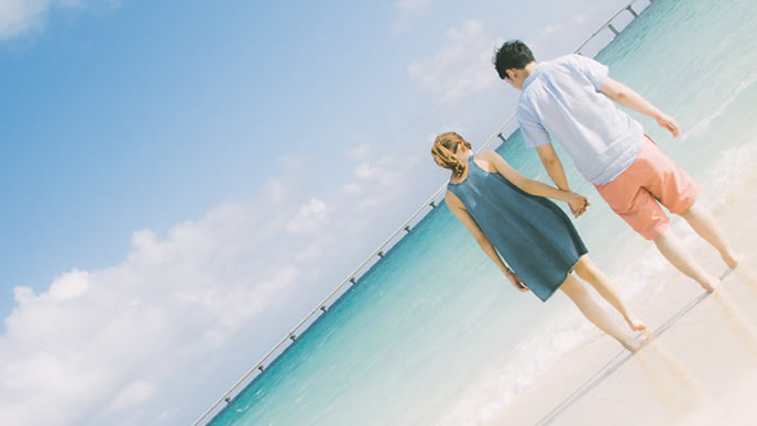 南国に旅行中のカップル