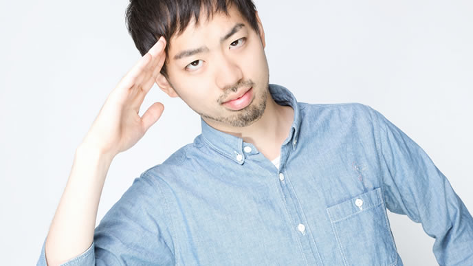 敬礼するイケメン男性
