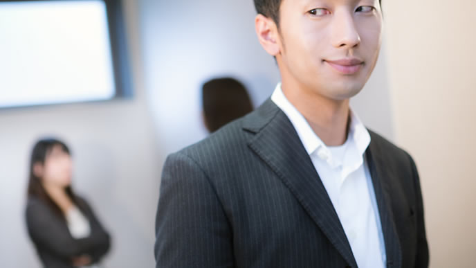 悪い噂を聞いて悪い顔をする男性