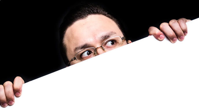 探し物を必死に探す男性