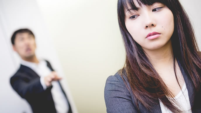 完全に距離を置かれた哀れな男性