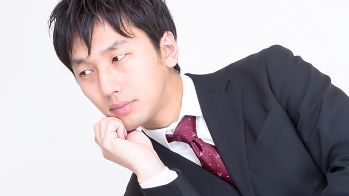 何やら考え事をしている男性