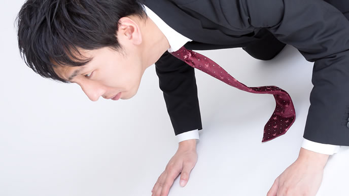 土下座して謝罪する男性