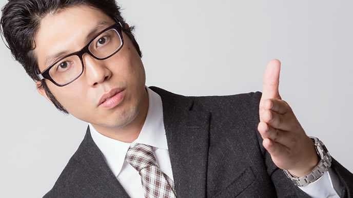 真顔で商品を紹介する男性