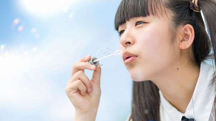 夢いっぱいのしゃぼん玉少女