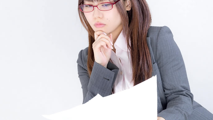 働くことについて調べている女性