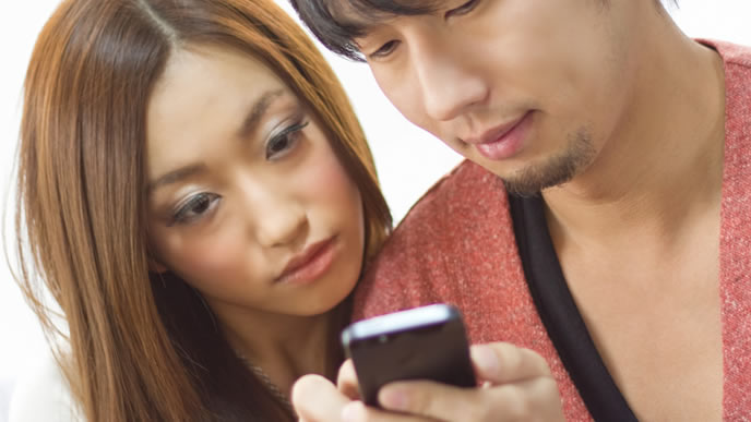 調べ物をするカップル