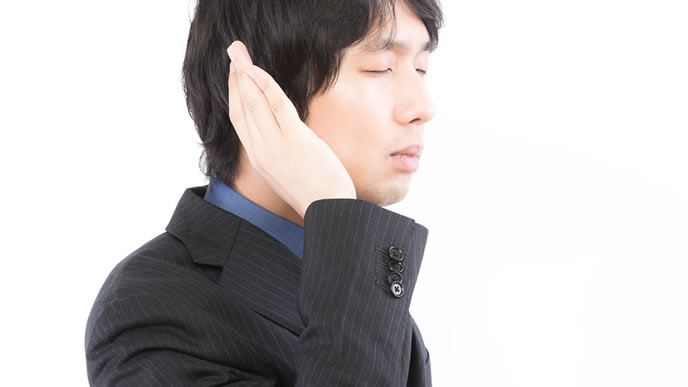 耳を澄まして話を聞く男性