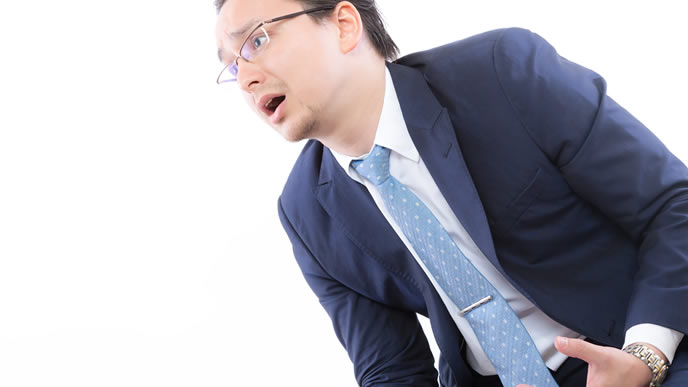 何かを訴えたい悲しい男性