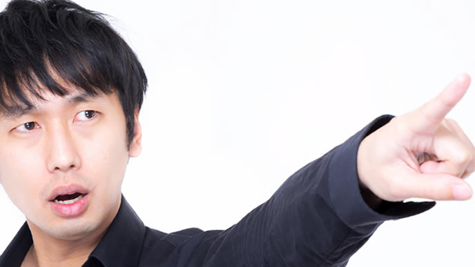 解決に向けて主張する男性