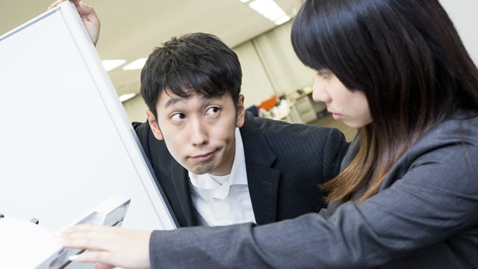 コピーの使い方を教える優しい先輩社員