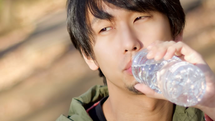 家にも居場所がない男性