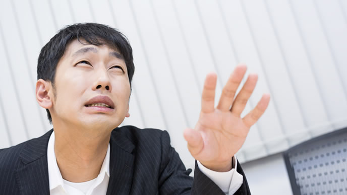 上司と部下から責められる男性