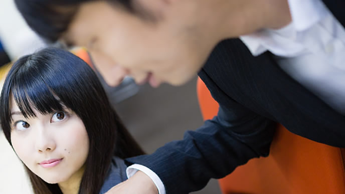 人間関係を求めて仕事をする男性